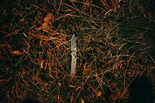 Couteau pliant Benchmade pos dans les herbes